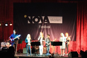 Billede af elever der optræder til NOVAfestival